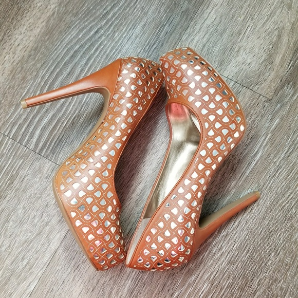 "NEW" BCBG Pumps - Picture 4 of 5